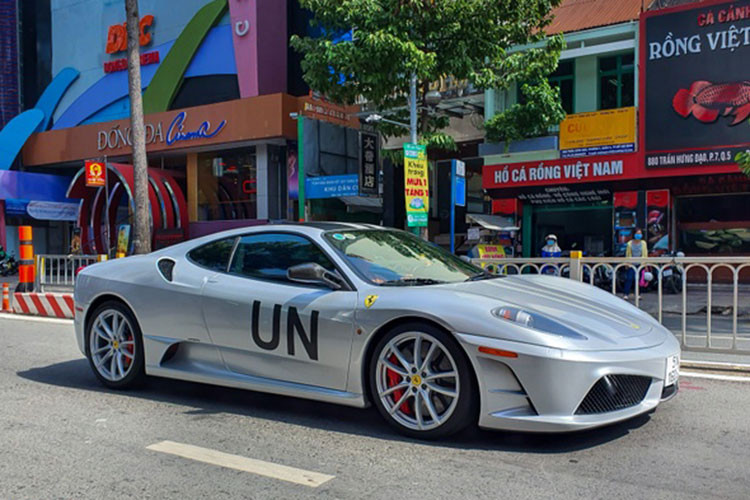 Mới đây, chủ tịch cà phê Trung Nguyên ông Đặng Lê Nguyên Vũ đã có những chia sẻ đầu tiên về ý nghĩa của 2 ký tự UN trên siêu xe của Qua. Được biết, đây là 2 ký tự viết tắt của United Nations (Liên Hợp Quốc). 