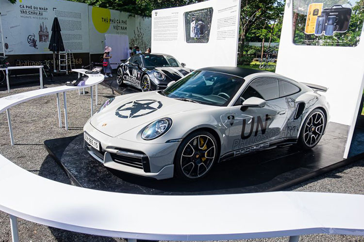 Theo đó, ông chia sẻ: “Qua hay lái chiếc xe dán chữ “UN” là muốn chuyển thông điệp: phải biết sử dụng Liên Hiệp quốc, phải biết giương ngọn cờ để hội tụ được lòng người và cái lực của thiên hạ. Lá cờ đó phải thoả mãn mấy yếu tố: một, khoa học phải mang tính thế giới; hai, chính trị phải mang tính thế giới; ba, kinh tài phải mang tính thế giới; bốn, nghệ thuật phải mang tính thế giới.”