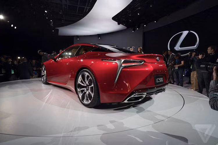 Ngoại thất xe sở hữu những đường dập nổi khí động học, mũi xe thấp, cụm đèn hậu cũng được thiết kế hình chữ L với hiệu ứng ánh sáng đa tầng độc đáo. Bộ khuếch tán và cánh hướng gió phía sau hỗ trợ điều chỉnh luồng gió hiệu quả khi xe chuyển động.