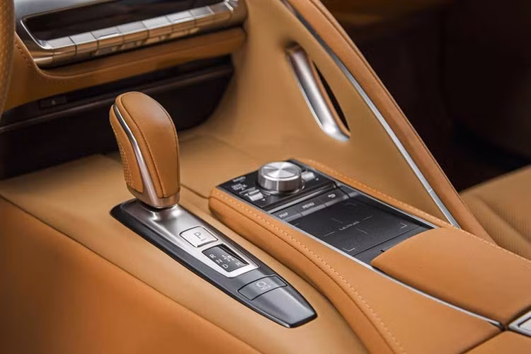 Thiết kế bên trong xe cũng chìm ngập trong những chi tiết công nghệ như màn hình hệ thống thông tin giải trí 12,3 inch. Khách hàng có thể lựa chọn thêm ghế thể thao ôm hông, trong khi ghế nguyên bản của LC500 được thiết kế để đem lại sự thoải mái trên đường dài.