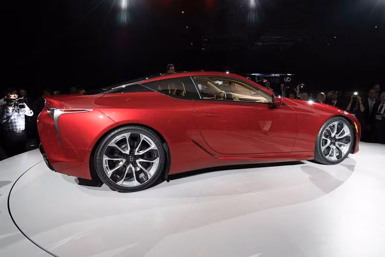 Sử dụng nền tảng chassis dẫn động cầu sau hoàn toàn mới GA-L với thiết kế thân xe nguyên khối và sử dụng các vật liệu siêu nhẹ - bao gồm cả sợi carbon - Lexus tự tin tuyên bố rằng thân xe của LC500 cứng vững nhất trong tất cả các dòng xe của hãng từ trước tới nay.