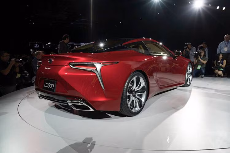  Không chỉ mang phong cách thiết kế mới nhất của Lexus, LC500 còn sở hữu nhiều đặc điểm gợi nhớ về dòng siêu xe LFA như bộ la zăng hợp kim nhôm thể thao kích thước lớn 20 inch hoặc 21 inch tùy chọn. Tuy nhiên LC500 là một mẫu xe coupe GT sang trọng thay vì hướng tới tốc độ. 