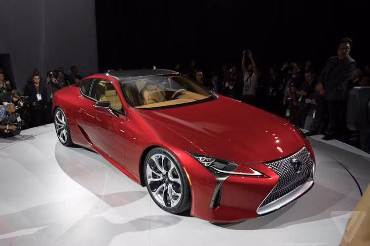  Lexus LC500 sở hữu thiết kế thân xe mang đậm tính khí động học. Phần đầu xe nổi bật với lưới tản nhiệt hình con suốt, bao quanh bởi đường viền crôm và thiết kế mắt lưới 3D cá tính đi kèm với cụm đèn pha 3 bóng LED và đèn ban ngày hình chữ L đặc trưng 