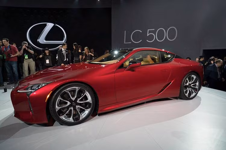  LC500 có thể đạt 0-100 km/h chỉ trong 4,5 giây. Tuy nhiên hãng không công bố tốc độ tối đa của xe. Giá bán chính xác của Lexus LC500 bản 2016 chưa được công bố chính thức. Tuy nhiên theo Lexus cho biết, nó sẽ không vượt quá 100.000 USD. 