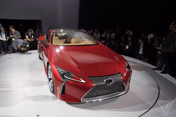 Xuất hiện lần đầu tại triển lãm Geneva 2012 dưới dạng concept LF-LC, mẫu coupe hạng sang Lexus LC500 bản 2016 hoàn toàn mới được xem là đối thủ cạnh tranh lớn của Mercedes S-Class Coupe trong thời gian tới.