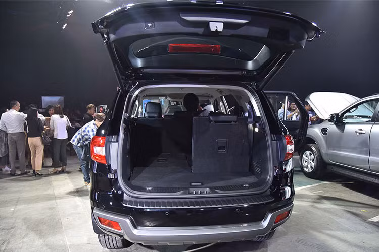 Bên trong nội thất của Ford Everest 2018 cũng sẽ gần như y hệt so với phiên bản đang được bán trên thị trường hiện nay bao gồm; cửa sổ trời lớn, ghế trước điều chỉnh điện 8 hướng, hệ thống thông tin giải trí SYNC 3 với màn hình cảm ứng 8 inch, hệ thống âm thanh bao gồm 9 loa và 1 loa siêu trầm với cửa hậu tự động điều chỉnh bằng điện. Xe sở hữu 7 túi khí gồm: 2 túi khí trước, túi khí bên, túi khí rèm và túi khí đầu gối.