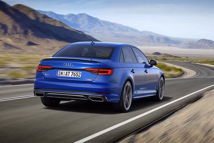 Gói trang bị thể thao “S line competition” lấy cảm hứng từ các phiên bản hiệu năng cao - Audi RS tạo nên sự sống động hơn cho diện mạo của Audi A4 2019 mới. Nhìn từ phía sau, xe được trang bị bộ chụp ống xả mới được thiết kế mới hình thang, bộ khuếch tán được đặt thấp.