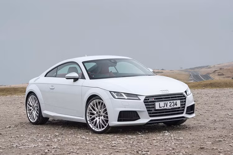 Trên mẫu xe thể thao Audi TT bản đặc biệt, tinh thần thể thao và sang trọng là điều Audi hướng tới cho mẫu xe này. Về ngoại hình, Audi TT mới với gói trang bị ngoại thất S line nổi bật ở cản trước và sau, ốp trang trí ngưỡng cửa với logo S line đầy cá tính.