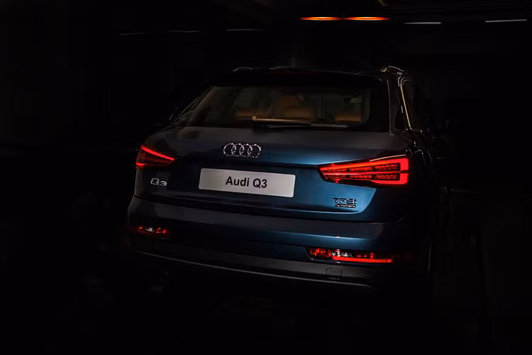 Phiên bản đặc biệt của mẫu xe Audi Q3 tại Việt Nam nổi bật với hệ thống đèn pha LED phía trước với hệ thống rửa đèn và đèn tín hiệu chạy tia phía sau. Mâm hợp kim 18 inch với thiết kế 5 cánh được sơn bóng một phần là một điểm cộng cho diện mạo ngoại thất mới của Audi Q3.