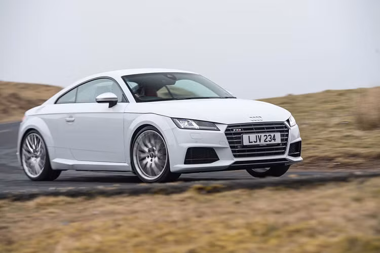 Hệ thống đèn trên xe là một điểm nhấn, với đèn pha LED ma trận, hệ thống rửa đèn, đèn tín hiệu chạy tia, hệ thống đèn pha thích ứng điều chỉnh tự động chiếu pha và chiếu gần bao gồm cả đèn chiếu góc lái tích hợp như đèn cho mọi điều kiện thời tiết, cảm biến ánh sáng và mưa cho sự an toàn tổng thể của chiếc xe.