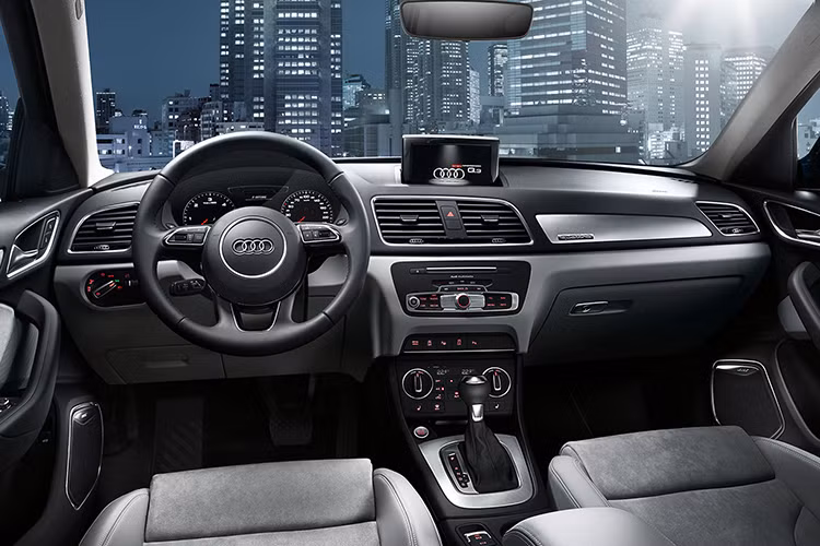 Bên trong nội thất, Audi Q3 Exclusive trang bị ghế thể thao bọc da Nappa kết hợp cùng vải Norite cao cấp với chỉ may tương phản, ốp trang trí ngưỡng cửa với logo Audi Exclusive, ốp nhôm trang trí nội thất 3D...