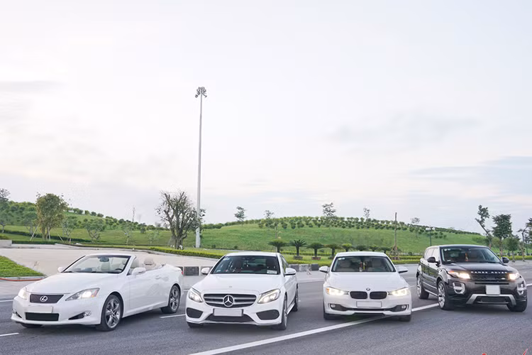 Theo như đại gia Dương Đường từng chia sẻ trên một số trang thông tin điện tử, chị thường xuyên tự lái xe đi làm mọi công việc cũng như du lịch. Chiếc xe đầu tiên sở hữu là sedan hạng sang Mercedes-Benz vào năm 2003, còn yêu thích nhất là xe siêu sang Bentley Continental Flying Spur đời cũ đang sử dụng. Ngoài ra vị nữ đại gia này cho hay, BMW chính là chiếc xe lộc nhất - từ khi mua nó, công việc tiến triển rất tốt.