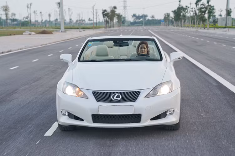 Ngoài chiếc SUV hạng sang Range Rover Evoque Autobiography trong bài viết này, nữ đại gia Dương Đường tại Thái Bình còn sở hữu hàng loạt xe sang đắt tiền như BMW, Mercedes-Benz, Infiniti, Lexus, Porsche, xe siêu sang Bentley và một chiếc Lincoln Navigator 2019 đời mới.