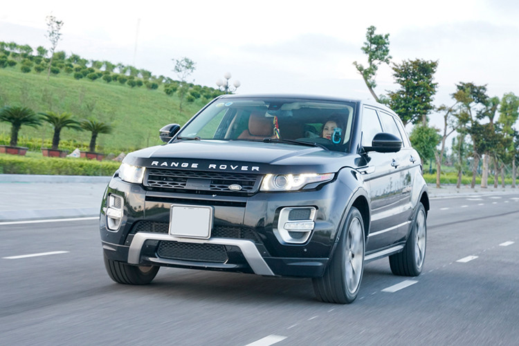 Một số trang bị chú ý như; như cửa sổ trời toàn cảnh, hệ thống lùi chuồng tự động, hỗ trợ khởi hành/đổ dốc, khởi động nút bấm hay hệ thống thích nghi địa hình Terrain Respone, 17 loa Meridian và cùng hệ thống làm mát/sấy ghế... Các trang bị an toàn gồm; hệ thống cảnh báo chệch làn đường, 5 camera quanh xe hay cảnh báo điểm mù BSM, giúp tài xế điều khiển xe dễ dàng và an toàn hơn.