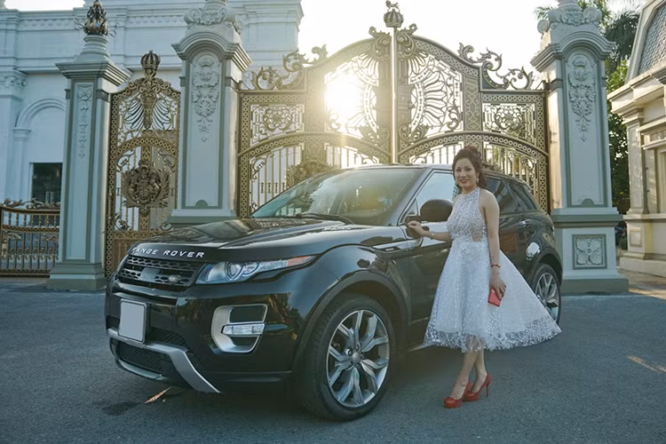 Trên mạng xã hội, ngoài viêc thường xuyên chụp ảnh, tỏ ra vô cùng thân thiết với hàng loạt ngôi sao giải trí... gây sự chú ý nhất chính là việc cặp đôi này từng tung tiền tỷ tổ chức lễ sinh nhật, mời 50 nghệ sĩ trong và ngoài nước về biểu diễn. Ngoài ra trên mạng xã hội, nữ đại gia Dương Đường còn thường xuyên "show hàng" xe hơi hạng sang tiền tỷ.