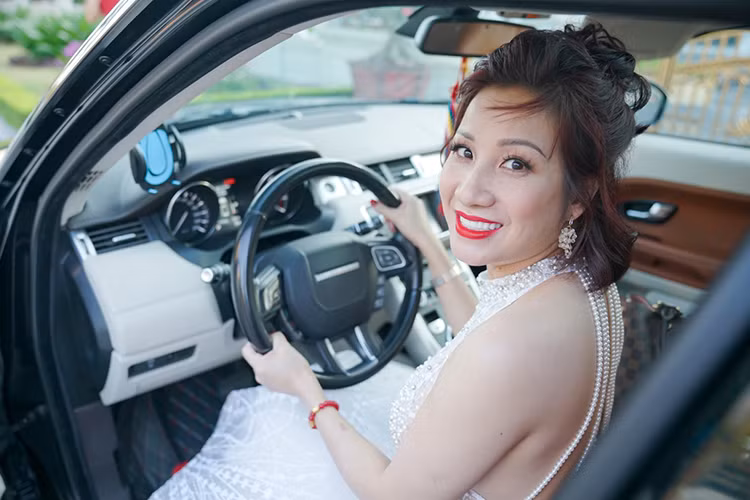 Những nâng cấp ở nội thất còn có phần tinh tế và khó nhận biết hơn. Nếu không phải một người tinh ý, thường xuyên sử dụng những chiếc Evoque phiên bản khác, hay đã từng đọc thông số kỹ thuật về chiếc xe, sẽ rất khó để biết nội thất của Evoque Autobiography đã được nâng cấp chủ yếu về mặt chất liệu, với bộ ghế da Oxford mềm mại hơn cùng dòng chữ Autobiography được khắc trên lưng ghế.