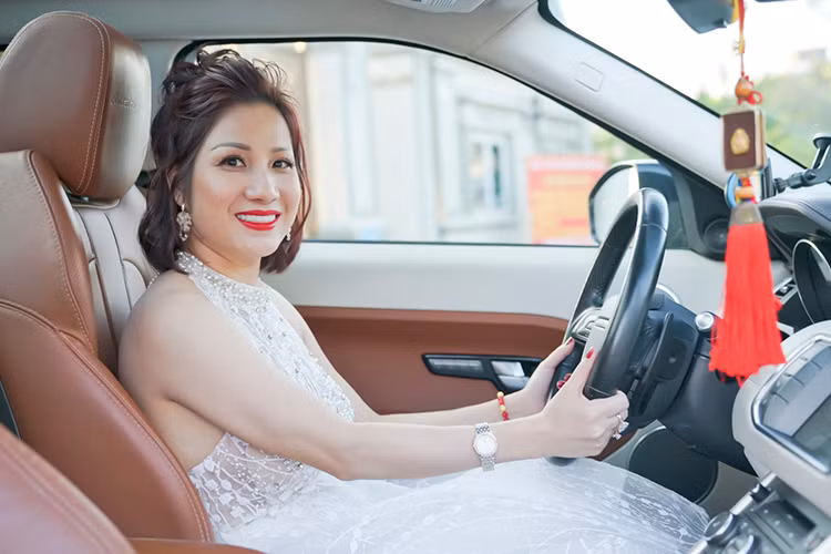 Về ngoại hình, xe sở hữu bộ la zăng hợp kim 20 inch “Style 527” với thiết kế 5 cánh kép độc đáo. Những thay đổi khác không dễ nhận ra, nhưng cho thấy sự tinh tế của phiên bản này là lưới tản nhiệt mới, hốc đèn sương mù mạ bạc, tay nắm cửa mạ bạc theo đúng phong cách “Autobiography” xuyên suốt các sản phẩm của hãng. Và quan trọng hơn cả, là logo Autobiography được đặt khéo léo trên mang cá và cửa hậu.