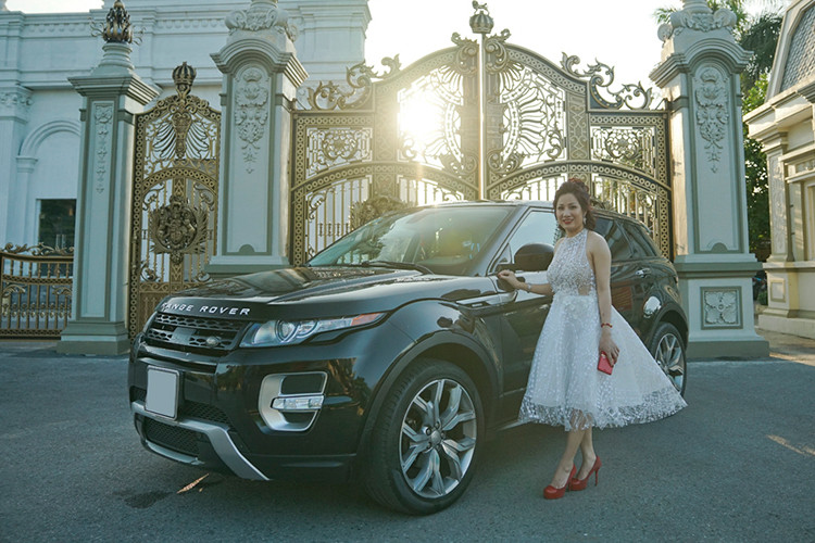 Trên mạng xã hội, ngoài viêc thường xuyên chụp ảnh, tỏ ra vô cùng thân thiết với hàng loạt ngôi sao giải trí... gây sự chú ý nhất chính là việc cặp đôi này từng tung tiền tỷ tổ chức lễ sinh nhật, mời 50 nghệ sĩ trong và ngoài nước về biểu diễn. Ngoài ra trên mạng xã hội, nữ đại gia Dương Đường còn thường xuyên "show hàng" xe hơi hạng sang tiền tỷ.