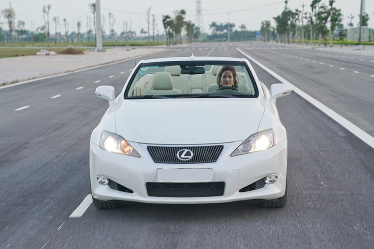 Ngoài chiếc SUV hạng sang Range Rover Evoque Autobiography trong bài viết này, nữ đại gia Dương Đường tại Thái Bình còn sở hữu hàng loạt xe sang đắt tiền như BMW, Mercedes-Benz, Infiniti, Lexus, Porsche, xe siêu sang Bentley và một chiếc Lincoln Navigator 2019 đời mới.