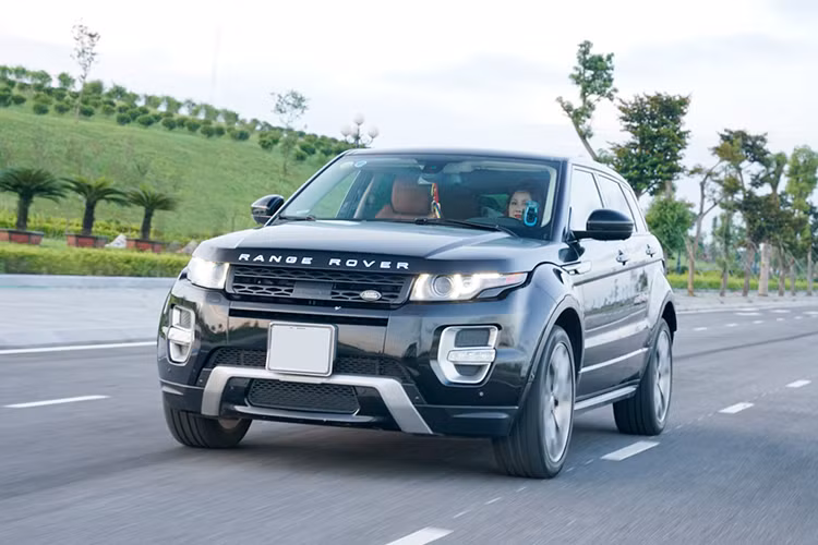 Một số trang bị chú ý như; như cửa sổ trời toàn cảnh, hệ thống lùi chuồng tự động, hỗ trợ khởi hành/đổ dốc, khởi động nút bấm hay hệ thống thích nghi địa hình Terrain Respone, 17 loa Meridian và cùng hệ thống làm mát/sấy ghế... Các trang bị an toàn gồm; hệ thống cảnh báo chệch làn đường, 5 camera quanh xe hay cảnh báo điểm mù BSM, giúp tài xế điều khiển xe dễ dàng và an toàn hơn.