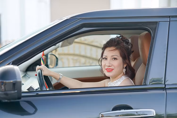 Đáng chú ý, vào năm 2018 nữ đại gia Dương Đường đã sắm chiếc SUV hạng sang Range Rover Evoque Autobiography, đây cũng được xem là chiếc Evoque Autobiography 2019 đầu tiên tại Thái Bình khi đó. Chiếc xe được nhập khẩu theo diện tư nhân và cũng là một trong số những chiếc Range Rover Evoque Autobiography mới đầu tiên về Việt Nam.