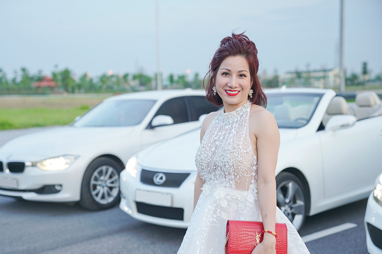 Phiên bản Autobiography vẫn giữ nguyên hệ truyền động 2 cầu, số tự động 9 cấp cùng động cơ 2.0L tăng áp công suất 240 mã lực, cho khả năng tăng tốc 0-100km/h trong 7.6s trước khi đạt tốc độ tối đa 217km/h. Giá xe Range Rover Evoque Autobiography của nữ đại gia Dương Đường vào thời điểm 2018 khoảng hơn 3,6 tỷ đồng tại thị trường Việt Nam.