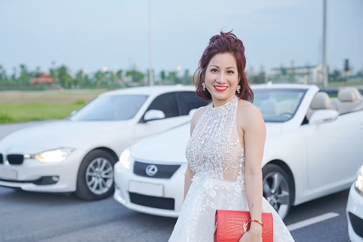 Phiên bản Autobiography vẫn giữ nguyên hệ truyền động 2 cầu, số tự động 9 cấp cùng động cơ 2.0L tăng áp công suất 240 mã lực, cho khả năng tăng tốc 0-100km/h trong 7.6s trước khi đạt tốc độ tối đa 217km/h. Giá xe Range Rover Evoque Autobiography của nữ đại gia Dương Đường vào thời điểm 2018 khoảng hơn 3,6 tỷ đồng tại thị trường Việt Nam.