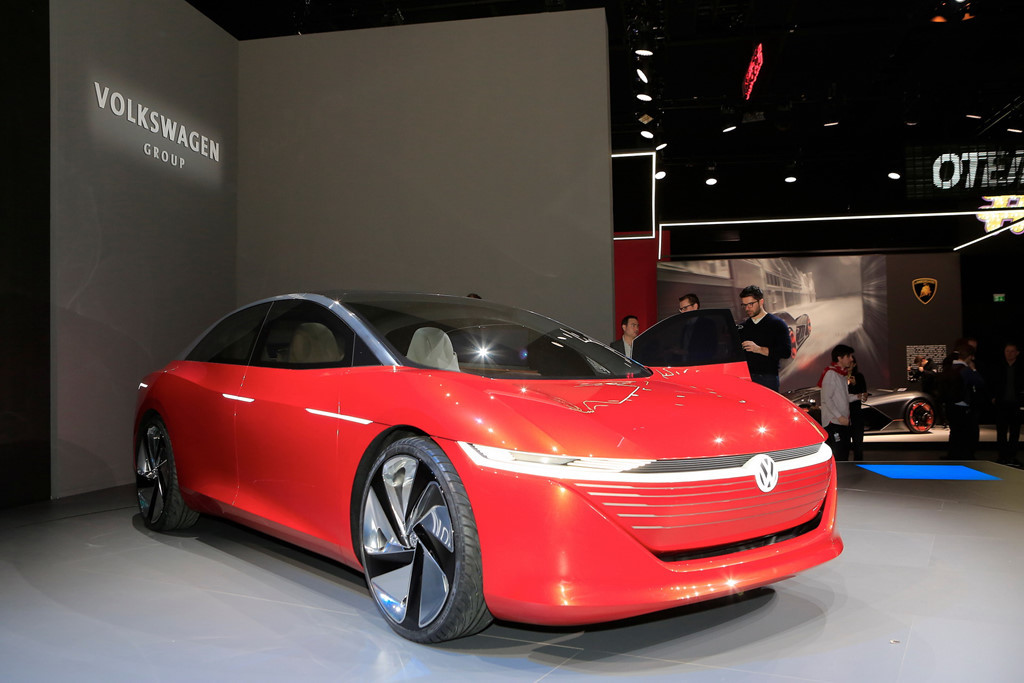 Concept Volkswagen ID Vizzion viết tiếp câu chuyện về xe không người lái từ các mẫu concept ID cũ như Buzz EV, Crozz hay phiên bản gốc 2016. Vẫn có hai nút xoay trên bảng điều khiển trung tâm để dừng hoàn toàn xe nếu cần thiết và có ba chế độ lái khác nhau như Relax, Active và Family giúp hành khách giải trí trong khi đi xe.