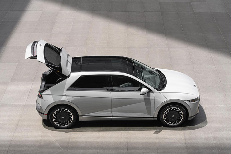 Theo đại diện Huyndai Thành Công Việt Nam (HTV), họ đã cùng đối tác nghiên cứu, đánh giá sản phẩm và điều kiện vận hành thực tế tại Việt Nam để chính thức sản xuất mẫu Ioniq 5 tại nhà máy số 2. Đây là cột mốc quan trọng, đánh dấu lần đầu tiên một mẫu xe điện công nghệ cao của Hyundai Motor được sản xuất tại Việt Nam, đặt nền tảng cho các mẫu xe tiếp theo có thể xuất hiện.