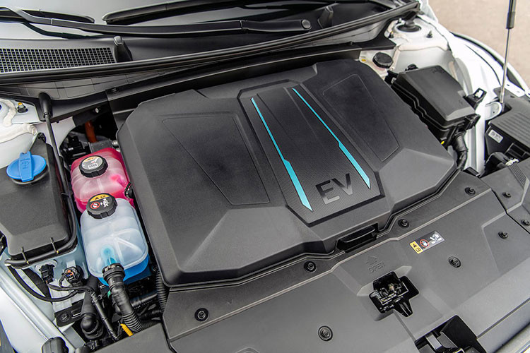 Tại Việt Nam, xe sẽ phân phối với 2 phiên bản gồm Exclusive với pin 58 kWh, công suất 170 mã lực, quãng đường di chuyển 384 km cho một lần sạc (chuẩn WLTP). Giá xe Hyundai Ioniq 5 2023 bản Exclusive lắp ráp tại Việt của sẽ là 1,3 tỷ đồng.