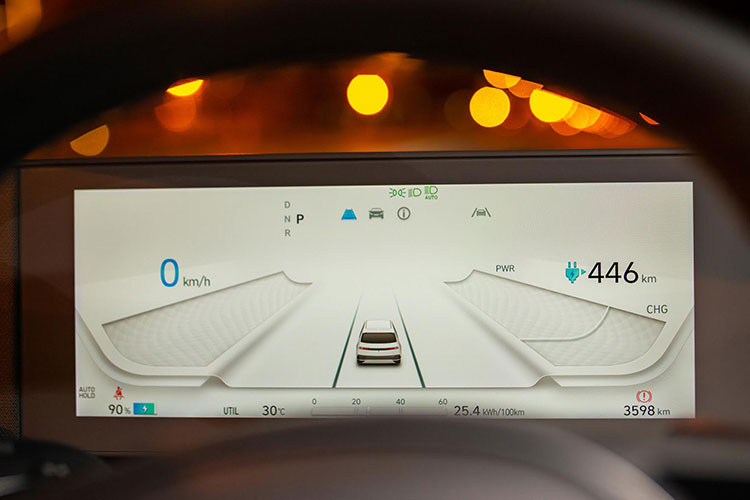 HTV cho biết sẽ trang bị sẵn sạc tiêu chuẩn 2,5 KW theo xe và tặng gói giải pháp sạc tại nhà cho khách đặt mua xe giai đoạn này. Hãng cũng chia sẻ đang phát triển mạng lưới trạm sạc cùng đối tác, hướng tới mục tiêu phủ 80% các tỉnh thành vào năm 2024.