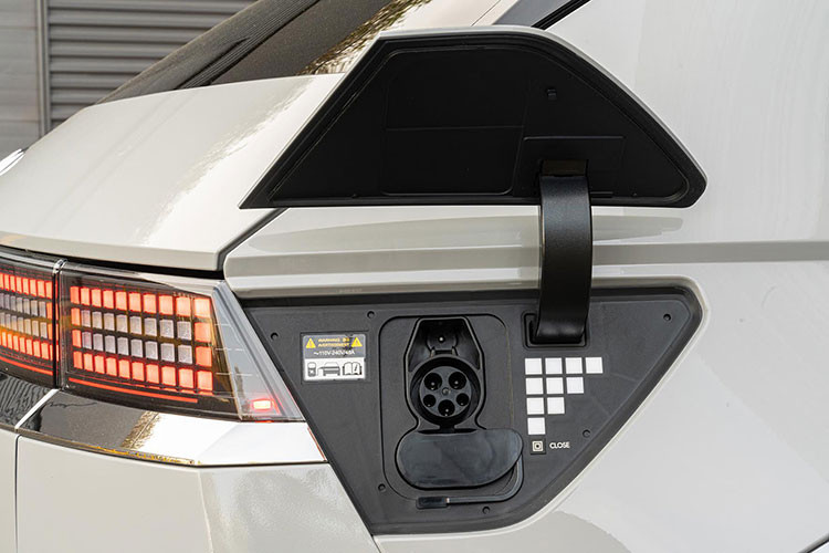 Không chỉ có kích thước khá lớn, mẫu ôtô điện Hyundai Ioniq 5 2023 này còn sở hữu thiết kế ngoại thất ấn tượng và mang phong cách đi trước thời đại. Cụ thể, xe được trang bị đèn pha LED vuông vắn. 