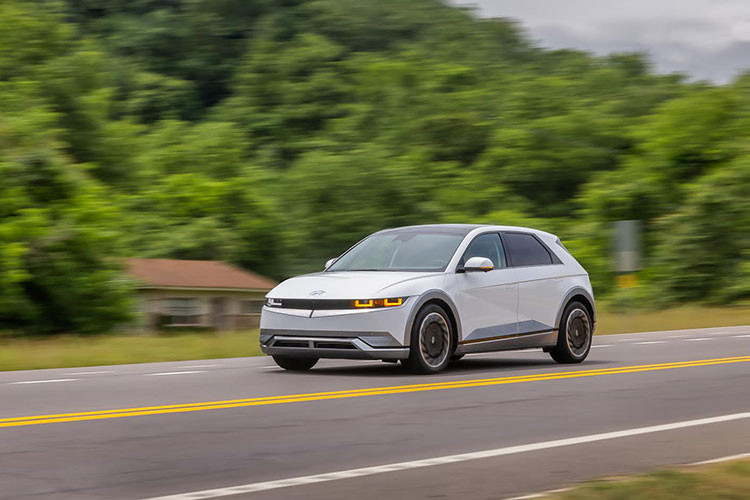 Phiên bản cao cấp hơn là Hyundai Ioniq 5 Prestige 2023 mới dùng pin 72,6 kWh, công suất 217 mã lực với quãng đường di chuyển 451 km cho một lần sạc. Phiên bản này cũng được trang bị mâm 20 inch, lốp Michelin kèm giá bán là 1,43 tỷ đồng.