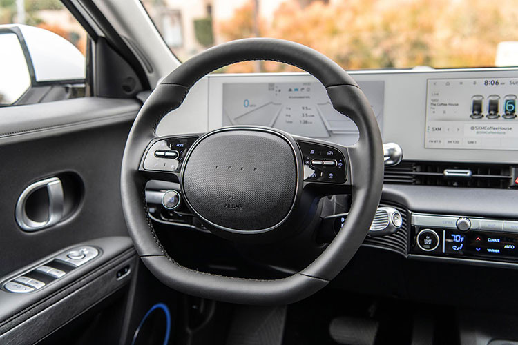 Xe sử dụng một cặp màn hình kép 12 inch, trang bị đầy đủ các công nghệ cần thiết trên các mẫu xe hiện đại. Một trong những tính năng đặc biệt của mẫu xe này chính là khả năng sạc ngược cho các thiết bị điện khác.