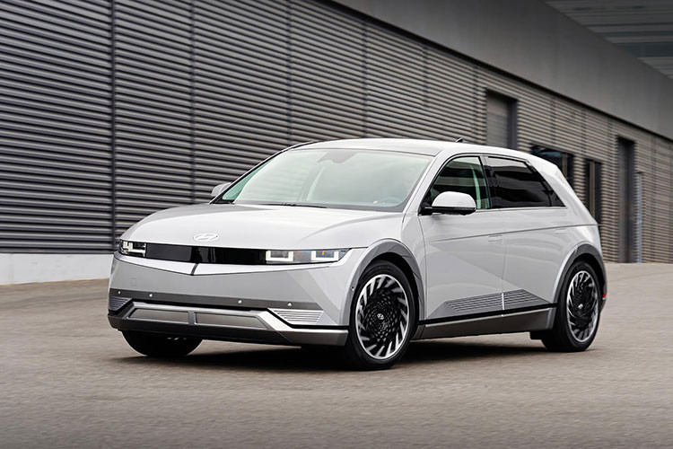 Hyundai Thành Công Việt Nam (HTV) đã chính thức ra mắt Ioniq 5 từ năm 2022 nhưng thời điểm đó, mẫu xe này chỉ được đưa về các đại lý để người dùng lái thử như một biện pháp “thăm dò” thị trường. Đến nay, hãng mới chính thức công bố lắp ráp sản phẩm Hyundai Ioniq 5 lắp ráp tại Việt Nam, đồng thời tiết lộ giá bán của sản phẩm.