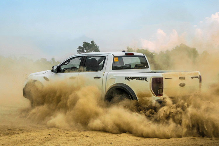 Test xe, nhan vien dai ly pha nat Ford Ranger Raptor moi cua khach