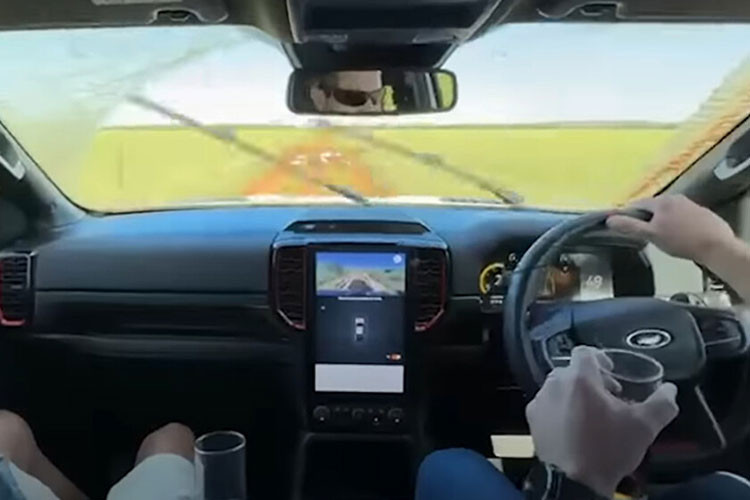 Test xe, nhan vien dai ly pha nat Ford Ranger Raptor moi cua khach-Hinh-2