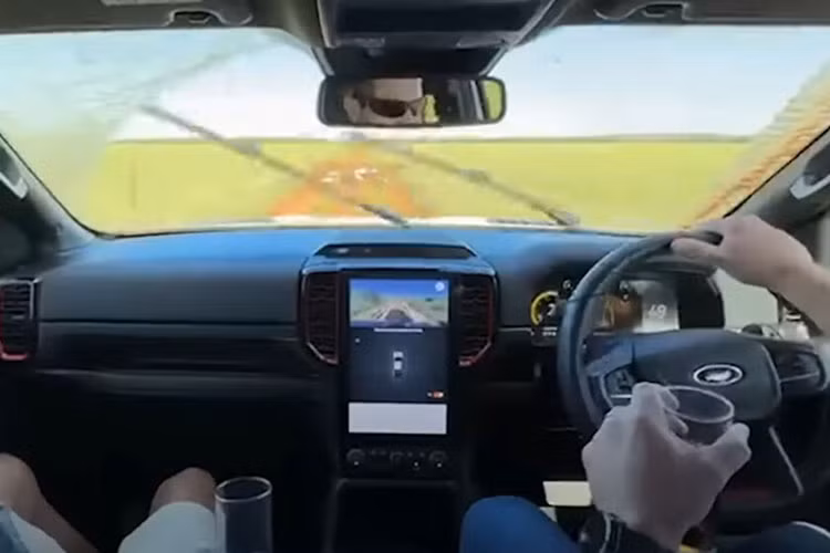 Test xe, nhan vien dai ly pha nat Ford Ranger Raptor moi cua khach-Hinh-2