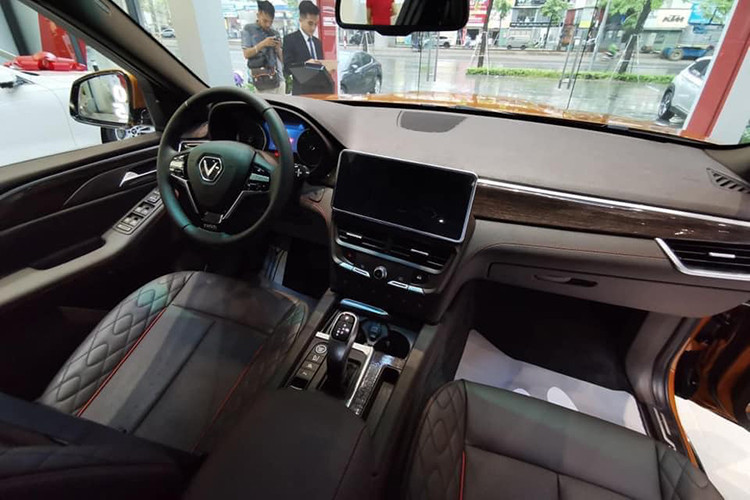 Bước vào bên trong, nội thất của mẫu VinFast President mới có sự kết hợp đồng đều giữa chất liệu da và gỗ trong gam màu nâu tạo nên phong cách sang trọng. So với Lux SA2.0, nhìn chung nội thất của VinFast President đã khác rất nhiều so với phiên bản thường đang bán trên thị trường.