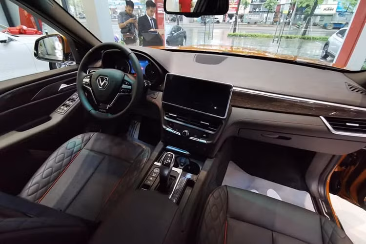 Bước vào bên trong, nội thất của mẫu VinFast President mới có sự kết hợp đồng đều giữa chất liệu da và gỗ trong gam màu nâu tạo nên phong cách sang trọng. So với Lux SA2.0, nhìn chung nội thất của VinFast President đã khác rất nhiều so với phiên bản thường đang bán trên thị trường.
