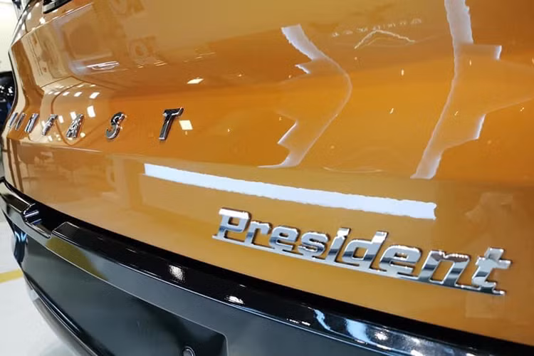 Phần đầu xe nổi bật với nắp ca-pô đậm chất thể thao cùng điểm nhấn là hốc hút gió cỡ lớn để tản nhiệt cho động cơ. Ngoài ra, thiết kế phần nắp ca-pô còn có nhiều đường dập nổi sắc nét hơn và có phần cơ bắp nhô lên ở 2 bên giống những chiếc SUV hầm hố của Mỹ.