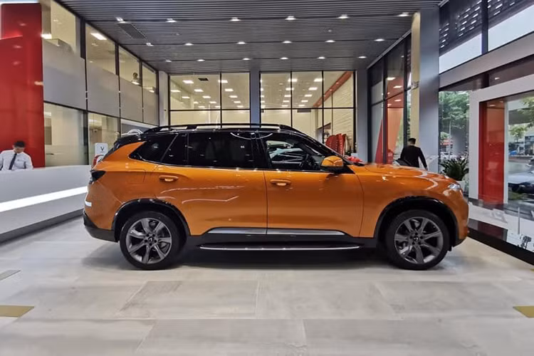 VinFast President sở hữu chiều dài và rộng tổng thể của mẫu xe này nhỉnh hơn tương đối với Lux SA2.0. Cụ thể, mẫu SUV hạng sang VinFast President có kích thước (dài x rộng x cao) lần lượt là 5.146 x 1.987 x 1.760 mm. Trong khi đó, thông số tương tự của Lux SA2.0 là 4.940 x 1.960 x 1.773.