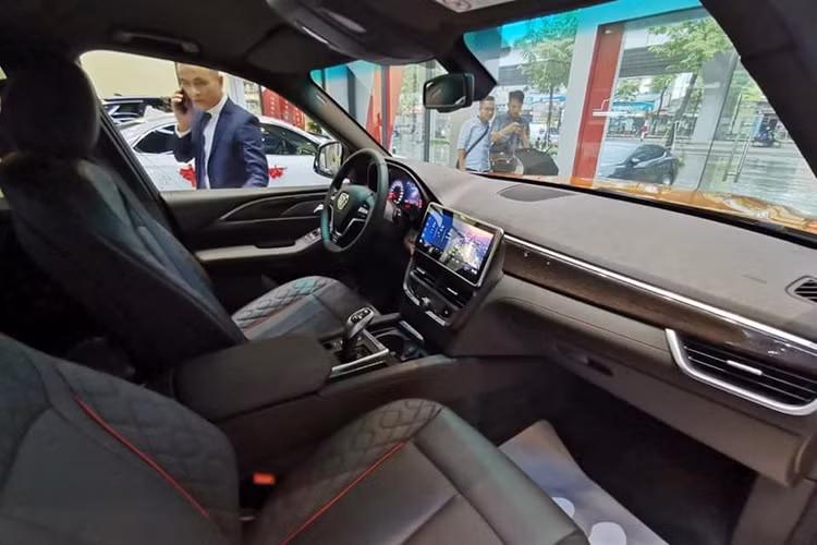 Theo nhân viên đại lý tiết lộ, nội thất của VinFast President đang có mặt tại đại lý chưa phải là bản final nên sẽ còn nhiều điểm chỉnh sửa để hoàn thiện trước ngày ra mắt. Tuy vậy, độ hoàn thiện và tinh tế đã tiến bộ nhiều, xứng với vẻ đẹp ngoại thất.