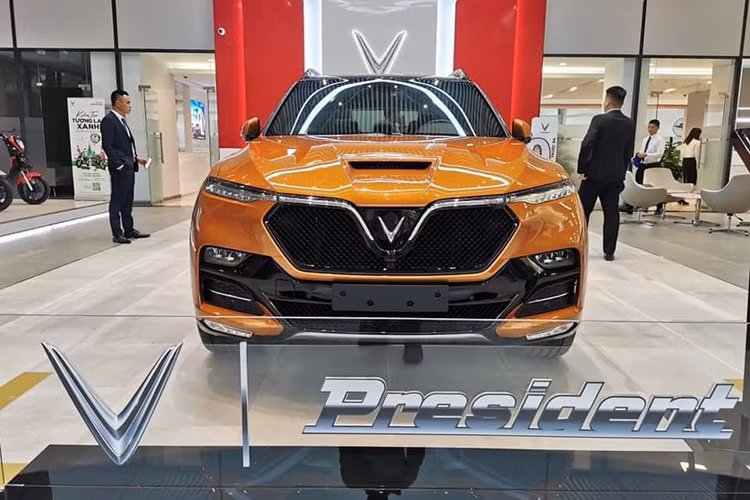 Mẫu xe SUV hạng sang Vinfast President 2021 mới đây đã lộ ảnh ngoại hình thực tế "bằng xương, bằng thịt" khi được trưng bày tại đại lý chính hãng tại Hà Nội. Hiện tại, nó chỉ còn chờ ngày ra mắt chính thức tại Việt Nam để đến tay các khách VIP đã chốt đơn đặt hàng.