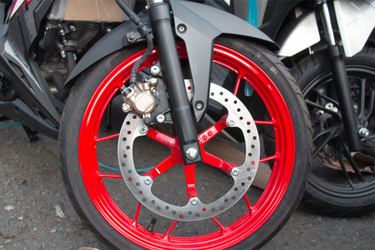 Xe được trang bị giảm xóc trước dạng telescopic, két nươc làm mát lớn. Đặc biệt, quây gió 2 bên thân của xe trông khá giống với mẫu sportbike đầu bảng của Honda là CBR1000RR. Xe cũng được trang bị mâm đa chấu dạng chữ Y màu đỏ - đối lập với thân xe, phanh trước đĩa đơn Nissin.