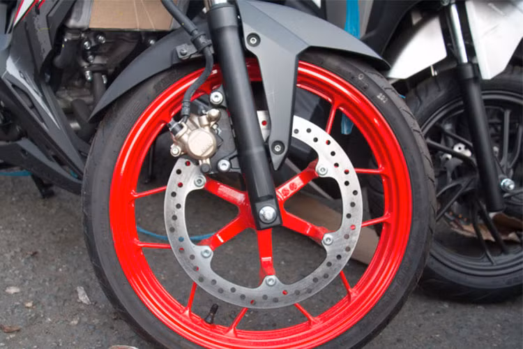 Xe được trang bị giảm xóc trước dạng telescopic, két nươc làm mát lớn. Đặc biệt, quây gió 2 bên thân của xe trông khá giống với mẫu sportbike đầu bảng của Honda là CBR1000RR. Xe cũng được trang bị mâm đa chấu dạng chữ Y màu đỏ - đối lập với thân xe, phanh trước đĩa đơn Nissin.