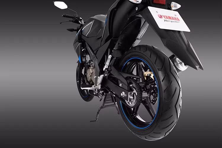 Yamaha FZ150i có yên cao 790 mm, phù hợp với vóc dáng của người châu Á nói chung và Việt Nam nói riêng. Thêm vào đó là trọng lượng khô chỉ 117 kg. "Dàn chân" của chiếc xe cũng không có sự thay đổi khi vẫn sở hữu bộ mâm 5 cánh kép giống đời trước, đi kèm lốp trước/sau lần lượt 90/80/17 và 120/70/17. 