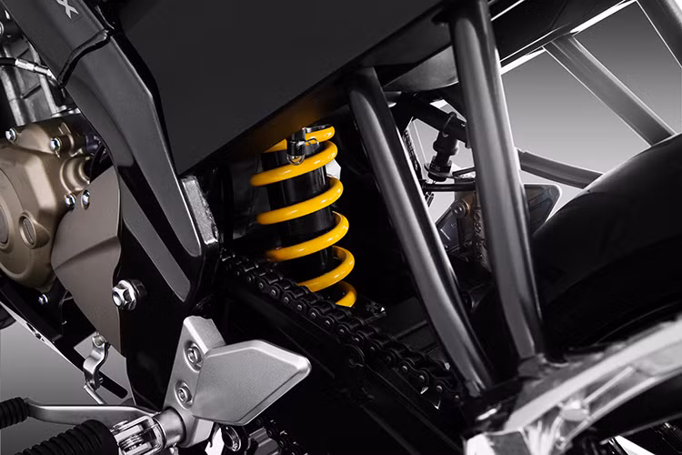 Các kích thước của mẫu xe côn tay Yamaha FZ150i bao gồm; D x R x C của chiếc xe lần lượt là 1955, 720, 1025 mm cùng chiều dài trục cơ sở 1295 mm, khoảng sáng gầm 165 mm và chiều cao yên 795 mm.