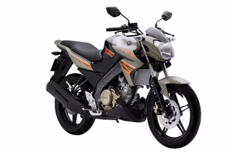 Cách đây vài ngày, trên trang website chính thức của mình, hãng xe máy Yamaha đã công bố thông tin liên quan đến phiên bản mới của dòng naked bike FZ150i tại thị trường Việt Nam. Theo đó, Yamaha FZ150i mới tại Việt Nam được bổ sung thêm tùy chọn màu sơn mới là xám phối cam.