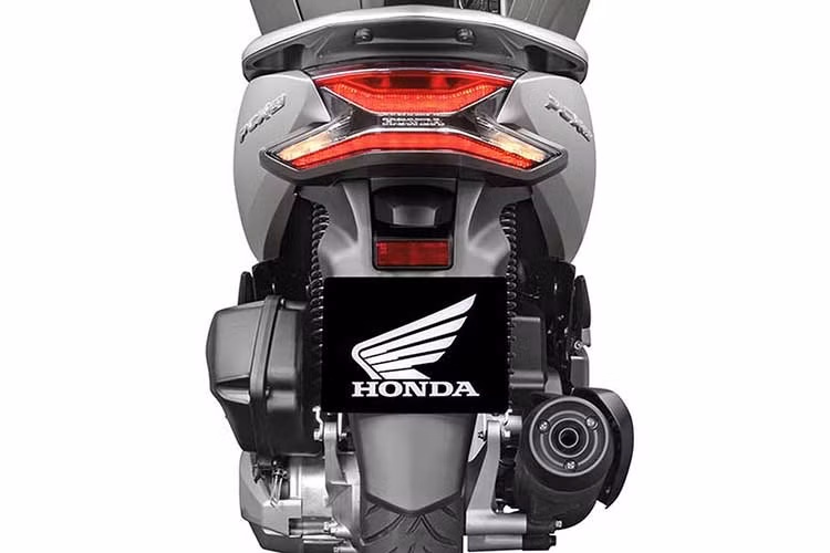 Thiết kế phía sau vẫn duy trì sự thanh mảnh và tinh tế, tuy nhiên cụm đèn sau được thiết kế hai tầng có kích thước lớn hơn, tạo hình chữ X cách điệu, cho hình dạng phát sáng độc đáo mà vẫn giữ được nét sắc sảo riêng.